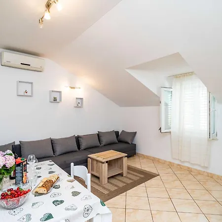 Matej - One Bedroom Rtava S Dakse Apartment